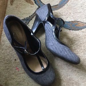 Gray pumps